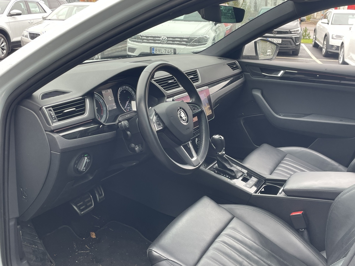Skoda Superb 2018, photo 6/14